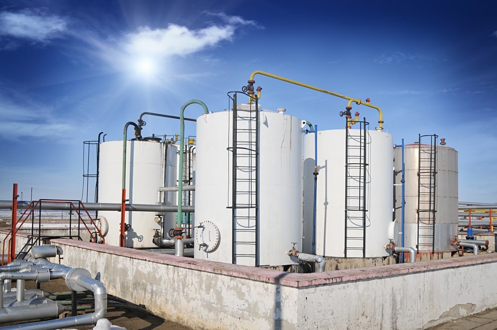 Why Oil and Gas Companies Use EonCoat® on Insulated Tanks